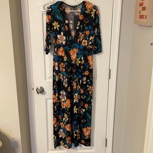 🌺💐🌸Low-cut, floral dress perf. For vacation